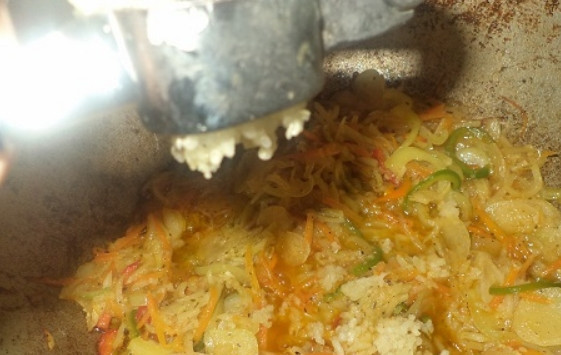 1. Этап. Салат из патиссонов: 4. Когда все овощи уже почти готовы, можете добавлять измельченный чеснок, соль, остальные специи, хорошенько все перемешайте.