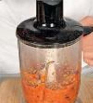 1. Этап. Домашний соус Барбекю из помидоров: 2. Достать овощи из духовки и немного остудить. Переложить все в кухонный комбайн и измельчить. Здесь все зависит от вашего желания. Вы можете измельчить массу до пюреобразного состояния. Или же до состояния мелких кусочков.