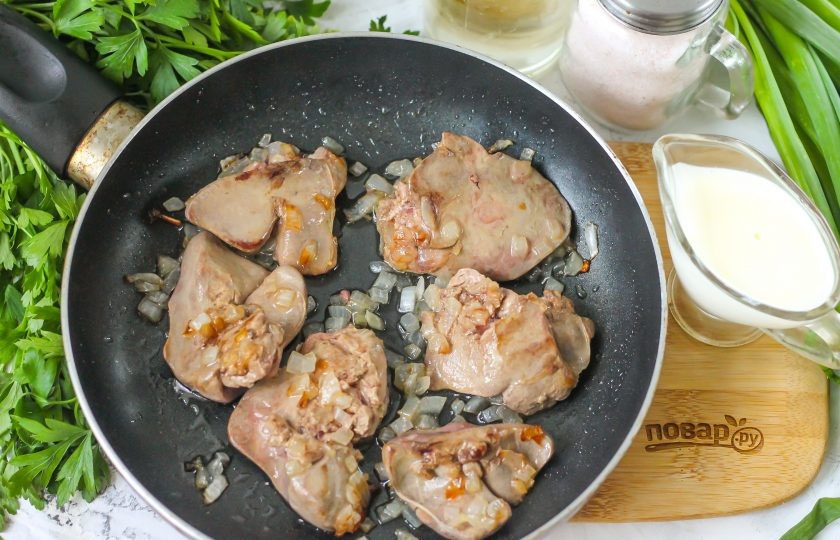 1. Этап. Куриная печень в горчичном соусе: Переверните печень на другую сторону и обжарьте такое же количество времени. Лучше при жарке накрывать сковороду крышкой, иначе субпродукт 