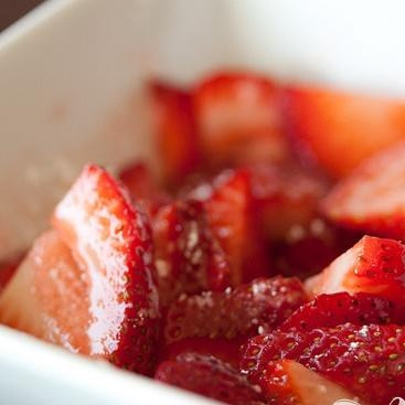 1. Этап. Шоколадные коржики с кремом и клубникой: 5. В миске смешать нарезанную клубнику, сахарную пудру и лимонный сок. Перемешать до однородности и дать постоять 10 минут.