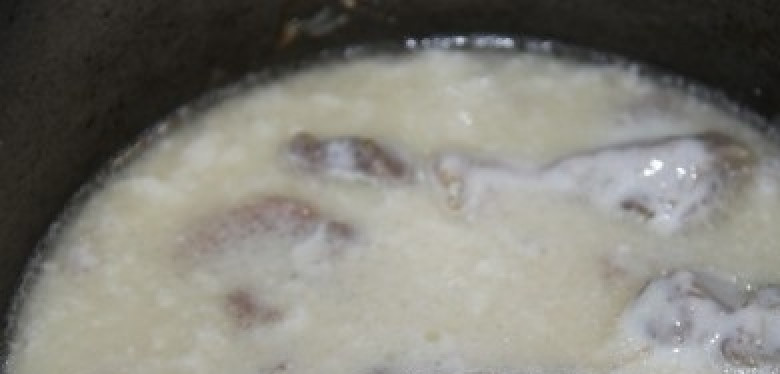 1. Этап. Мясо в сливочном соусе: Через 2 часа вынимаем казан их духовки. Лук выбрасываем - он больше не понадобится. В отдельной миске смешиваем горчицу, муку и сливки. Полученной смесью заливаем мясо, перемешиваем.