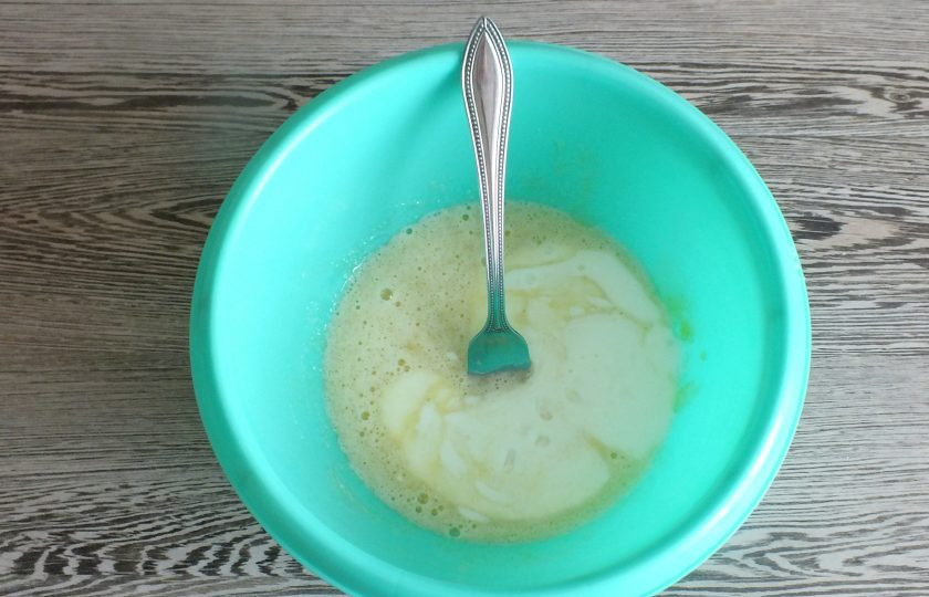 1. Этап. Овсяное печенье с яблоком на кефире: Добавьте кефир, соду. Перемешайте, оставьте на 5 минут.