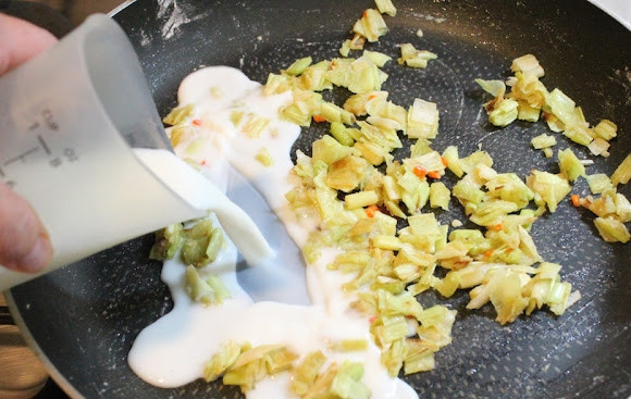 1. Этап. Пирожки с сюрпризом: 4. Влейте тонкой струйкой молоко или сливки.