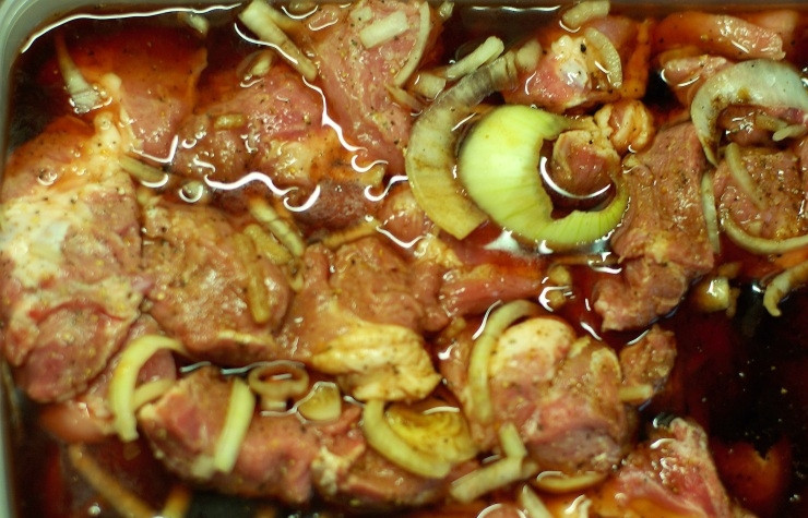 1. Этап. Шашлык по-кавказски из свинины: Затем добавляем уксус или лимон и затем заливаем мясо гранатовым соком. Сок должен полностью покрывать каждый кусочек, если будет мало сока, добавляйте еще. Еще раз все хорошо 