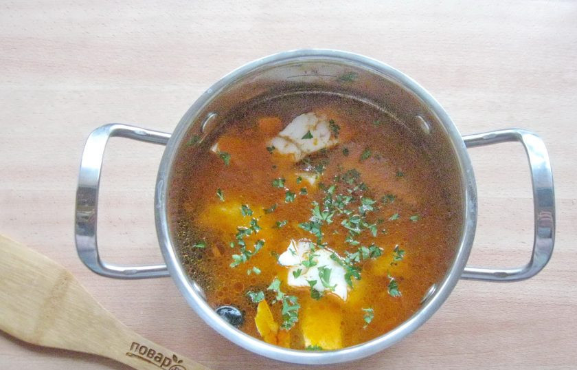 1. Этап. Солянка из судака: А также нарезанную петрушку или укроп.