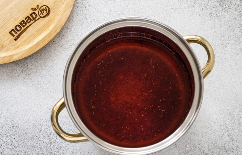 1. Этап. Клюквенный мусс с манкой: Получившейся клюквенный сок уберите в холодильник, а мякоть залейте оставшейся холодной водой и доведите до кипения. Проварите 5 минут.