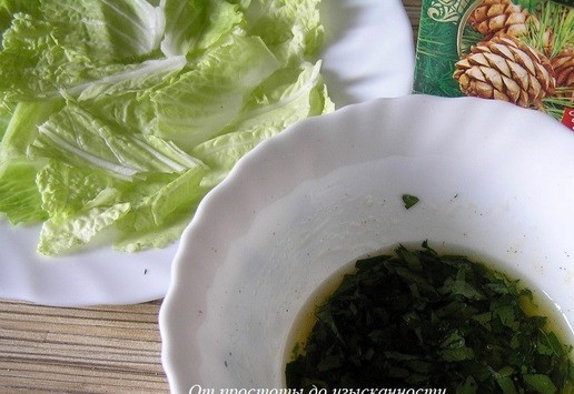 1. Этап. Салат с манго и авокадо: Добавьте рубленную петрушку, перемешайте.