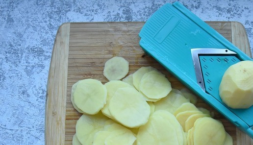 1. Этап. Картофельные розочки с тунцом: Картофель натираю на тонкие слайсы с помощью терки. Перекладываю в миску и заливаю кипятком, что бы он немного подварился и стал более гибким и мягким.