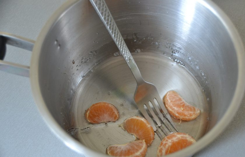 1. Этап. Мандариновый торт на Новый год: Приготовьте сироп, для этого смешайте 60 грамм сахара и 30 мл. воды, кипятите 2-3 минуты, затем, опускайте в сироп дольки мандарина.