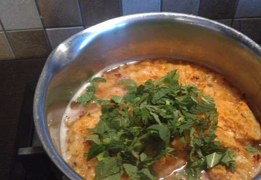 1. Этап. Чечевичный суп с мятой и фисташками: Добавить нарезанные листики мяты, посолить и щедро поперчить, варить суп около 10-15 минут