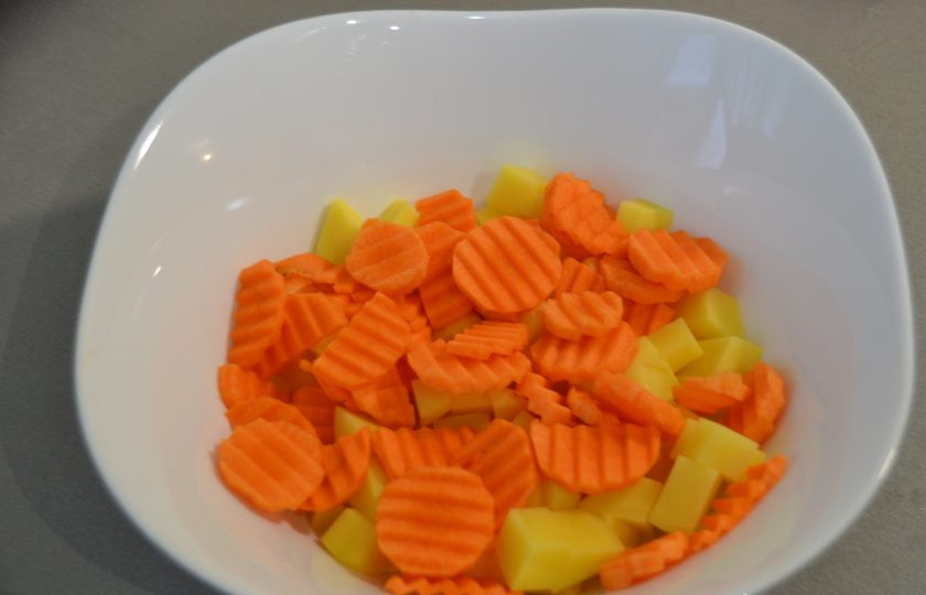 1. Этап. Овощное рагу в пакете для запекания: Морковь нарежьте по форме на своё усмотрение, можно кубиком, а можно фигурным ножом.