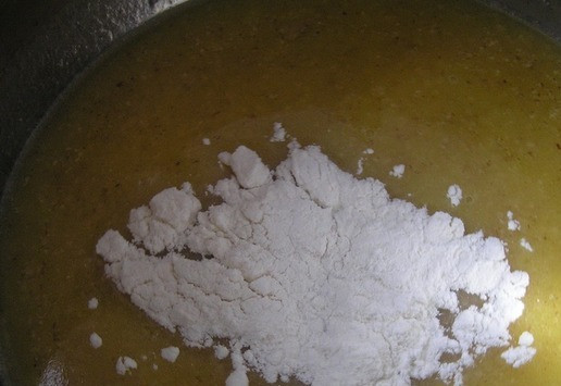 1. Этап. Печенье с макадамией по-флорентийски: Затем пшеничную муку и соль.