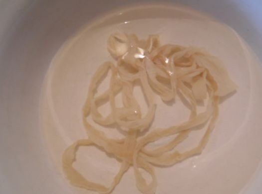 1. Этап. Печеночная колбаса домашняя: 1. Прежде всего упаковку с кишками открываем, отрезаем необходимое количество и замачиваем в холодной воде на 15-20 минут.