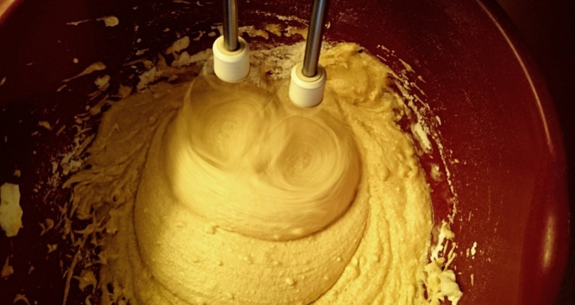 1. Этап. Новогодние капкейки Зимняя сказка: Влейте молоко к основной массе и перемешайте до однородного состояния.