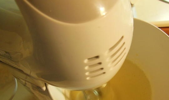 1. Этап. Торт Коровка: 1. Перед тем как приготовить торт коровка, достаньте блендер. В чашу положите яйца и сахар. Взбейте их.