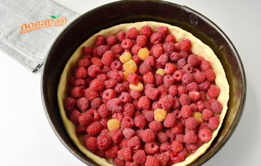 1. Этап. Клафути от Жерара Депардье: 4. Малину переберите. У меня малина домашняя, поэтому я не мою ее, собираю чистыми руками в чистую тару. Малину с рынка лучше перебрать и промыть, но дать хорошо ей стечь, чтобы влаги не было. Распределите малину по остывшему тесту.