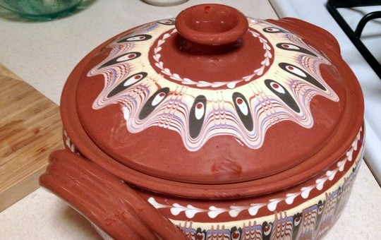 1. Этап. Плов со свинины: Нарежьте мясо небольшими кусочками, снимите сковороду с огня, добавьте мясо и сырой рис в сковороду, все перемешайте. Переложите все в глиняный горшок с крышкой или в казанок.