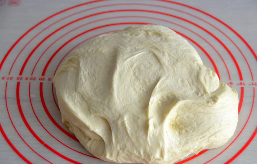 1. Этап. Итальянский хлеб с розмарином в духовке: Через час достаньте тесто, обомните, помесите его примерно две минуты.