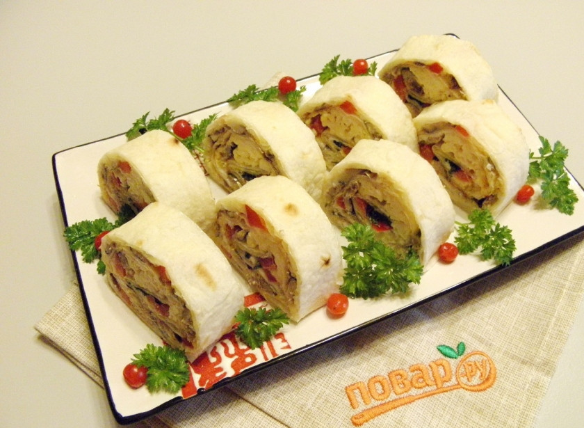 1. Этап. Рулет из лаваша на Новый Год: Порежьте рулет на порционные кусочки, украсьте и подайте на стол. Приятного и с наступающим!