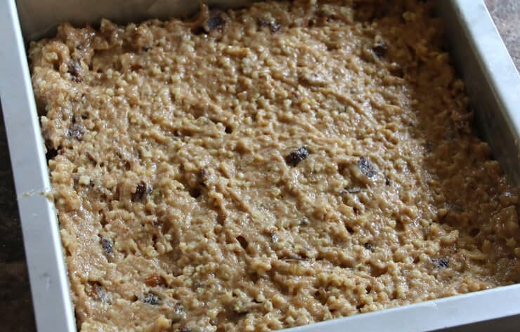 1. Этап. Пирог из пшенной каши: 5. Смажьте форму для выпечки сливочным маслом, выложите в нее полученное тесто и разровняйте ровным слоем.