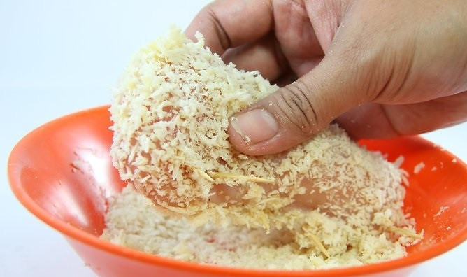 1. Этап. Курица с лимонным маслом: 8. Обваляйте в панировочных сухариках.