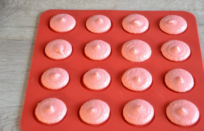 1. Этап. Макаронс на итальянской меренге: Переложите массу в кондитерский мешок с простой круглой насадкой диаметром 8 мм. или просто срежьте у одноразового кондитерского мешка кончик на этот же диаметр — 8 мм. Отсадите 