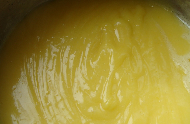 1. Этап. Сырный торт на сковороде: Приготовим крем. Соединяем сахар с яичными желтками. Засыпаем крахмал и перемешиваем, чтобы не было комочков, затем вливаем молоко (50 мл). Остальное молоко кипятим. Тонкой струйкой вводим в него желтковую смесь. Варим до загустения при постоянном помешивании.