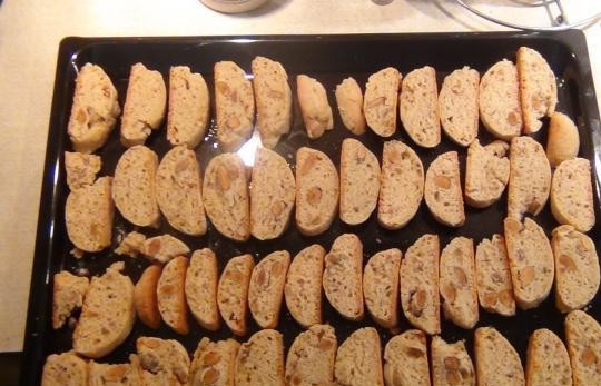 1. Этап. Итальянские сухарики Кантучини: Запекаем всё полчаса. Затем достаем и даём остыть минут 15. После этого разрезаем на равные части и отправляем ещё раз в духовку.