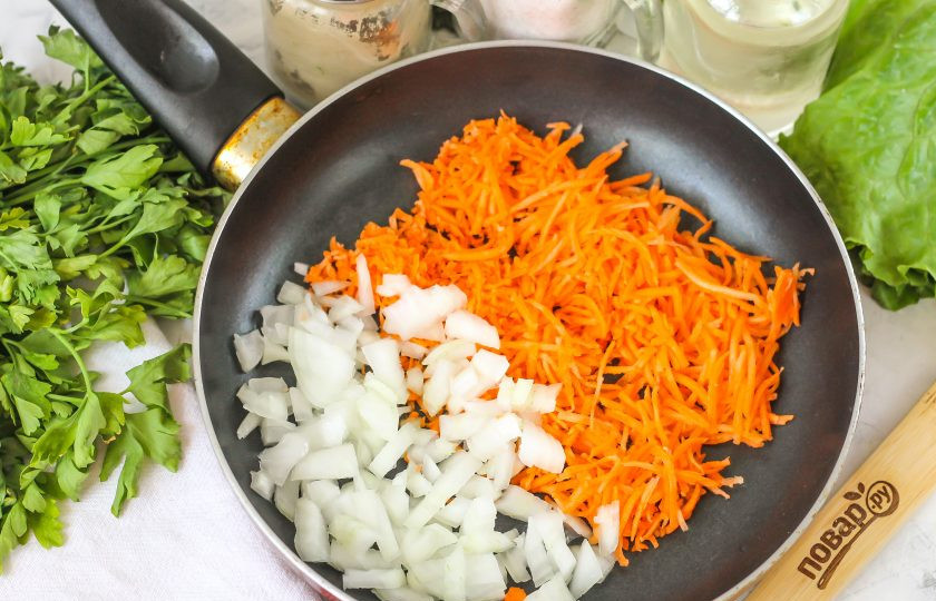 1. Этап. Суп из копченой семги: Очистите лук и морковь от кожуры, промойте в воде. Натрите морковь на терке с мелкими ячейками, а лук нарежьте кубиками. Отпассеруйте овощные нарезки в растительном масле на сковороде примерно 3-4 минуты.