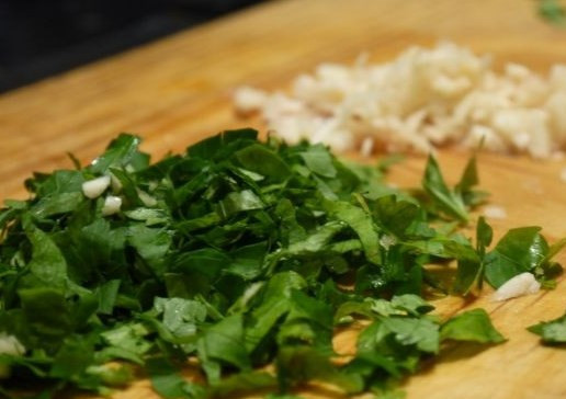 1. Этап. Вкусный борщ с говядиной: Варим еще 5 минут. Затем отключаем борщ. Добавляем мелко нарезанный чеснок и зелень. Накрываем крышкой и даем постоять около 10-30 минут.