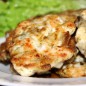 Куриные котлеты с шампиньонами Шампиньоны нарежьте пластинками и обжарьте до золотистого цвета на растительном масле. В глубокой миске смешайте мелко нарзанный лук и зелень, куриное филе, обжаренные грибы, пропущенный через пресс чеснок, крахмал, яйцо и сметану. Посолите и поперчите по вкусу, хорошо перемешайте. В место крахмала можно использовать обычную муку. На сковороде хорошо разогрейте растительное масло, с помощью ложки выложите фарш. Обжарьте с обеих сторон до красивого золотистого цвета. Подавайте с любым гарниром в теплом виде. Приятного аппетита!!! Рубленые куриные котлеты с шампиньонами получаются очень вкусными и сочными, готовить их очень просто, это замечательное блюдо прекрасно подойдет под любой гарнир особенно под картофельное пюре. Такие котлетки так же можно предложить попробовать детям. В этом рецепте мы используем сметану, она делает котлеты нежными и сочными. Куриное филе нарежьте мелкими кусочками.