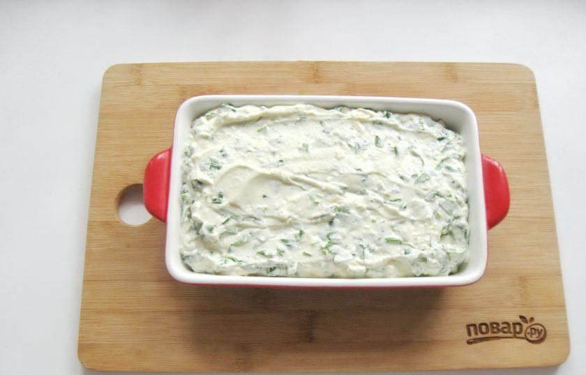 1. Этап. Творожная запеканка со шпинатом: Форму для запекания смажьте маслом и выложите творожную массу со шпинатом.