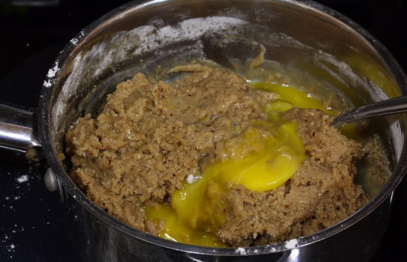 1. Этап. Вкусные пряники: 6. Вбейте одно куриное яйцо в тесто и размешайте его.