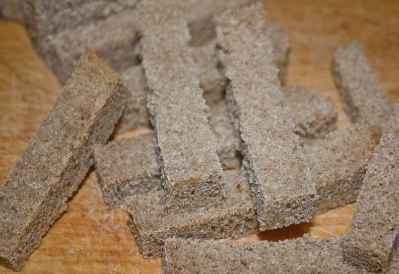 1. Этап. Гренки ржаные с чесноком: Для начала нам необходимо нарезать хлеб брусочками шириной 1-1,5 сантиметра.