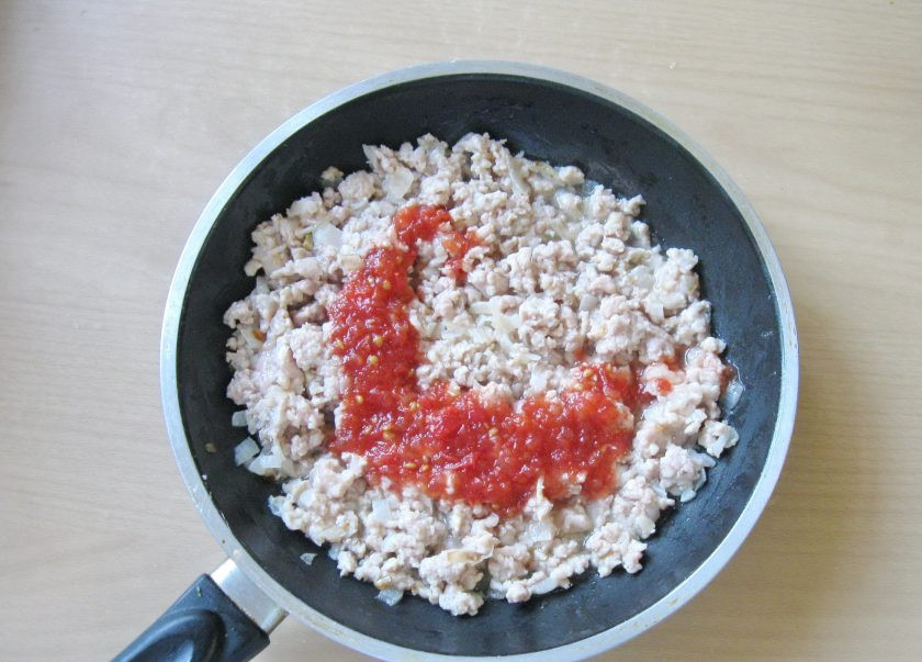 1. Этап. Баклажаны с фаршем в духовке: У помидора удалите кожицу, измельчите его любым способом и добавьте в сковороду с фаршем. Можно использовать, как я, томатный морс, приготовленный на зиму.