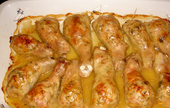 1. Этап. Фаршированная голень курицы с грибами: 6. Запекаем ножки около получаса при температуре 180 градусов. Подается фаршированная голень курицы с грибами в домашних условиях порционно вместе с гарниром или свежими овощами, а также их можно красиво выложить на большом блюде, надрезав несколько ножек для эстетики.