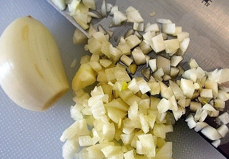 1. Этап. Баклажаны с помидорами и сыром: Измельчаем чеснок и посыпаем баклажаны, стараясь попасть на каждый кружочек.