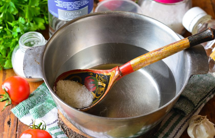 1. Этап. Помидоры с водкой на зиму: Слейте воду в миску или кастрюлю, сварите маринад с добавлением сахара, соли. Когда маринад закипит, влейте уксус, водку и сразу снимите с огня.