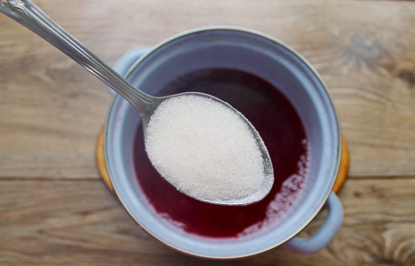 1. Этап. Клюквенный кисель Правильный: Процедите отвар и всыпьте сахар, перемешайте до растворения.