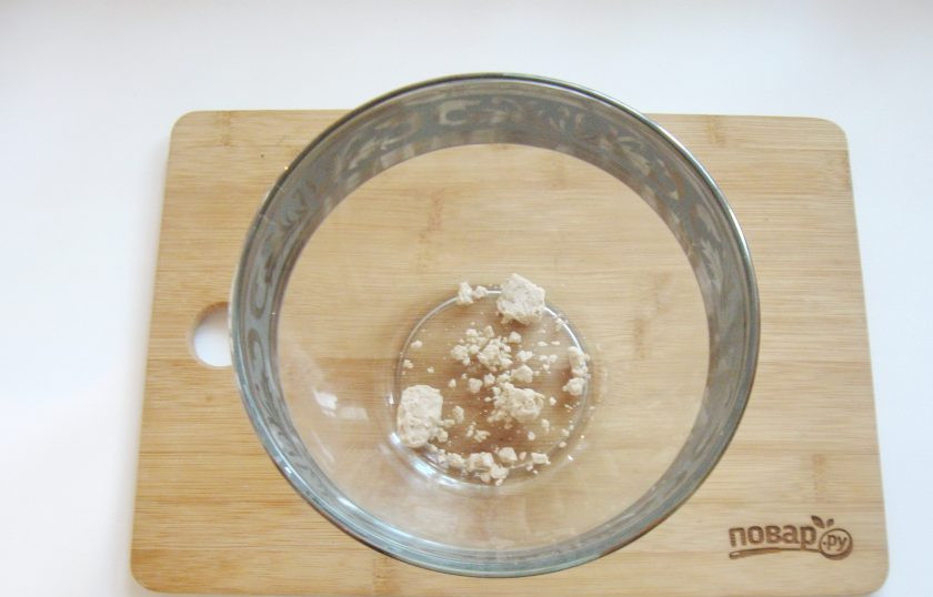 1. Этап. Плетеная булка: Выложите дрожжи в миску.