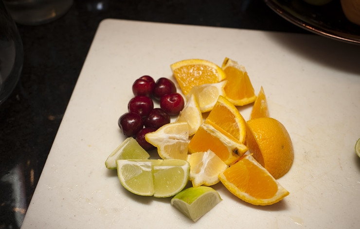 1. Этап. Сангрия: Разрезаем половину апельсина, лимона и лайма на четвертинки.