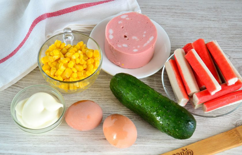 1. Этап. Крабовый салат с колбасой: Подготовьте все необходимые ингредиенты.