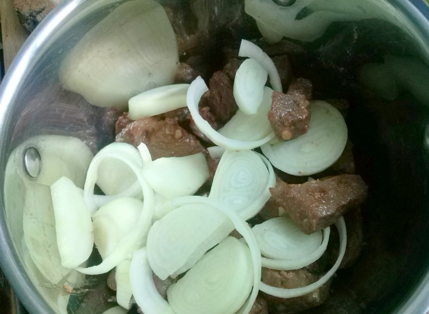 1. Этап. Мясо по-польски: Сложите мясо в кастрюлю. Добавьте небольшое количество воды, жир, в котором жарилось мясо, лук, нарезанный колечками. Накройте кастрюлю крышкой и тушите на медленном огне пока мясо не станет мягким. При необходимости подливайте воду.