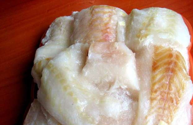 1. Этап. Рыба под соусом бешамель: 1. Ставим чищенный картофель вариться. Нам нужно будет из него приготовить пюре. Тем временем нарезаем филе рыбы на кусочки среднего размера.