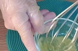 1. Этап. Пирожки из теста для чебуреков: 3. В яичный белок всыпаем соль (0,5 ч. л.) и взбиваем венчиком. Соль у меня с добавлением пряностей (сухие и молотые - перец, чеснок, лук, укроп и петрушка).