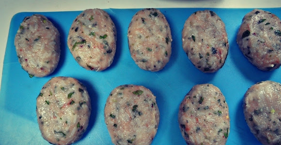 1. Этап. Диетические котлеты из индейки: 1. Измельчим в мясорубке филе индейки и лук. Добавим сюда отварной рис, яйцо и специи. Сюда же - примерно 3/4 от всей зелени. Перемешаем — и лепим котлетки.