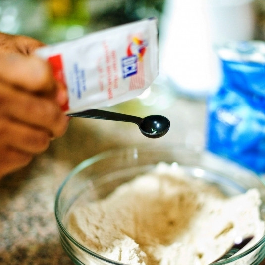 1. Этап. Итальянская пицца Маргарита: Просеиваем муку. Сухие дрожжи разводим в приблизительно 100 мл воды до полного растворения. Вливаем воду с растворенными дрожжами в муку.