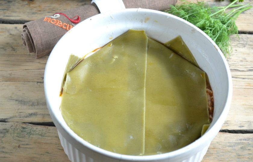 1. Этап. Лазанья классическая: Снова положите листы лазаньи, вторую половину начинки и еще немного соуса. Накройте оставшимися листами лазаньи.