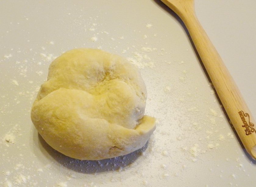 1. Этап. Тесто на лапшу: 3. Полученный шар нужно энергично вымешивать не менее 10 минут, пока тесто не станет совершенно эластичным и однородным. Некоторые хозяйки еще оббивают тесто об стол (то есть ударяют им по столу). Приносит ли это действительную пользу или служит психологической разгрузкой повару — сказать трудно. Попробуйте и решите сами.