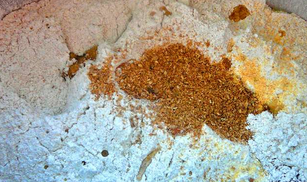 1. Этап. Бородинский хлеб: Вливаем мед, уксус и растительное масло. Добавляем кориандр и тмин по вкусу.